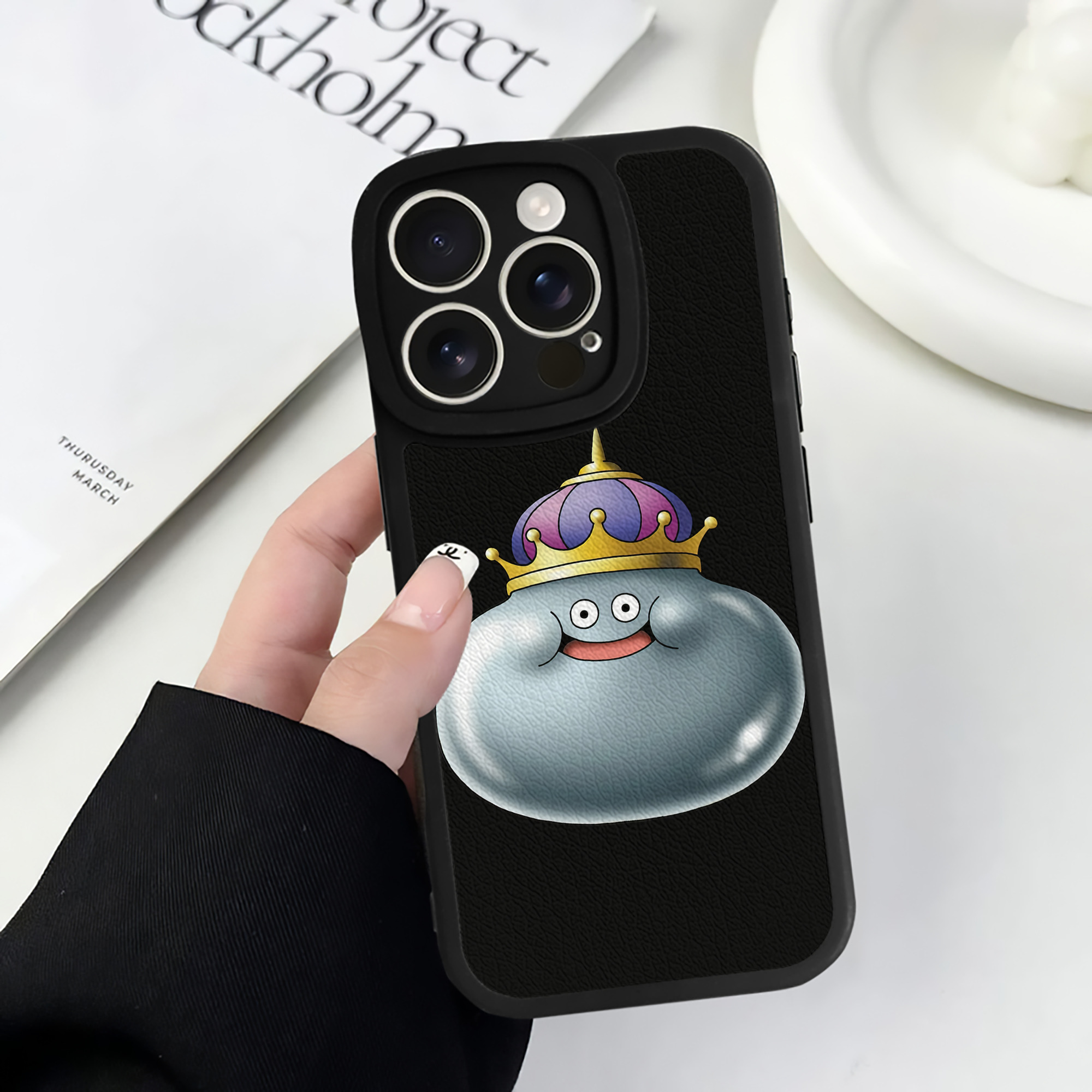 （画像用） ドラゴンクエスト Doragon Kuesuto Dragon Quest 【iPhone 16シリーズ対応】シリコンスマホケース（レザー調） 材質：シリコン